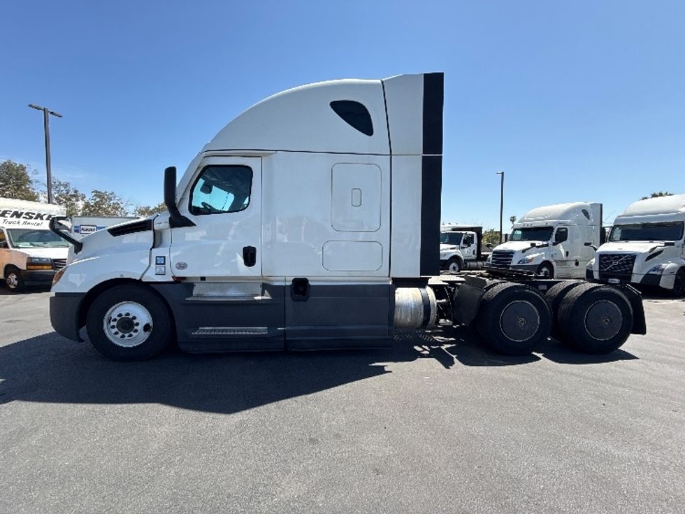 Sleeper Tractor-Heavy Duty Tractors-Freightliner-2023-T12664ST-Fontana-CA-618,902\n\t\tmiles-$ 66,250 - Image 4