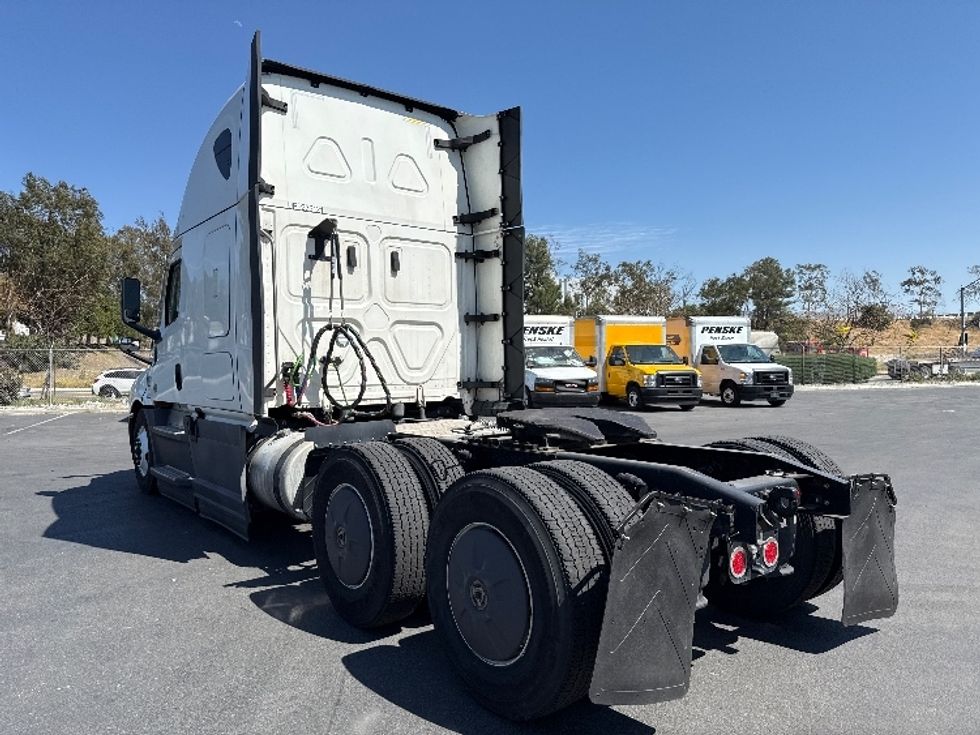 Sleeper Tractor-Heavy Duty Tractors-Freightliner-2023-T12664ST-Fontana-CA-618,902\n\t\tmiles-$ 66,250 - Image 5