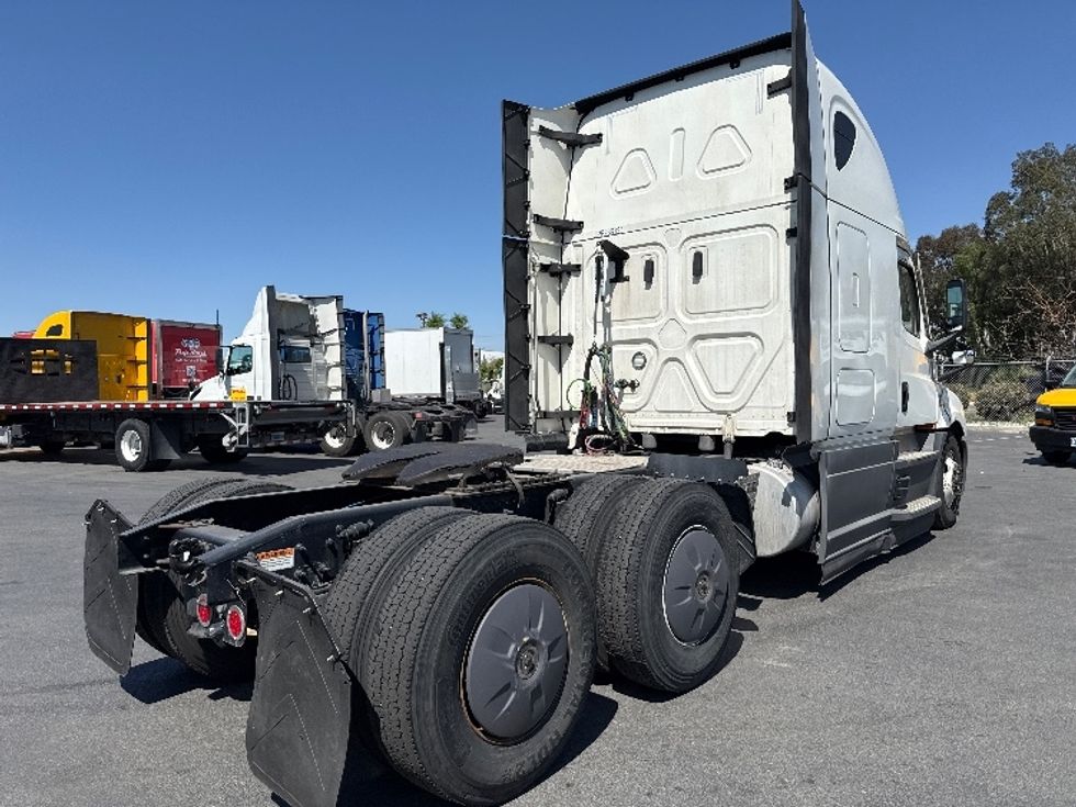 Sleeper Tractor-Heavy Duty Tractors-Freightliner-2023-T12664ST-Fontana-CA-618,902\n\t\tmiles-$ 66,250 - Image 7