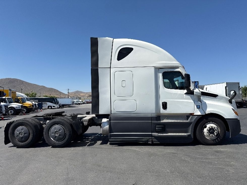 Sleeper Tractor-Heavy Duty Tractors-Freightliner-2023-T12664ST-Fontana-CA-618,902\n\t\tmiles-$ 66,250 - Image 8