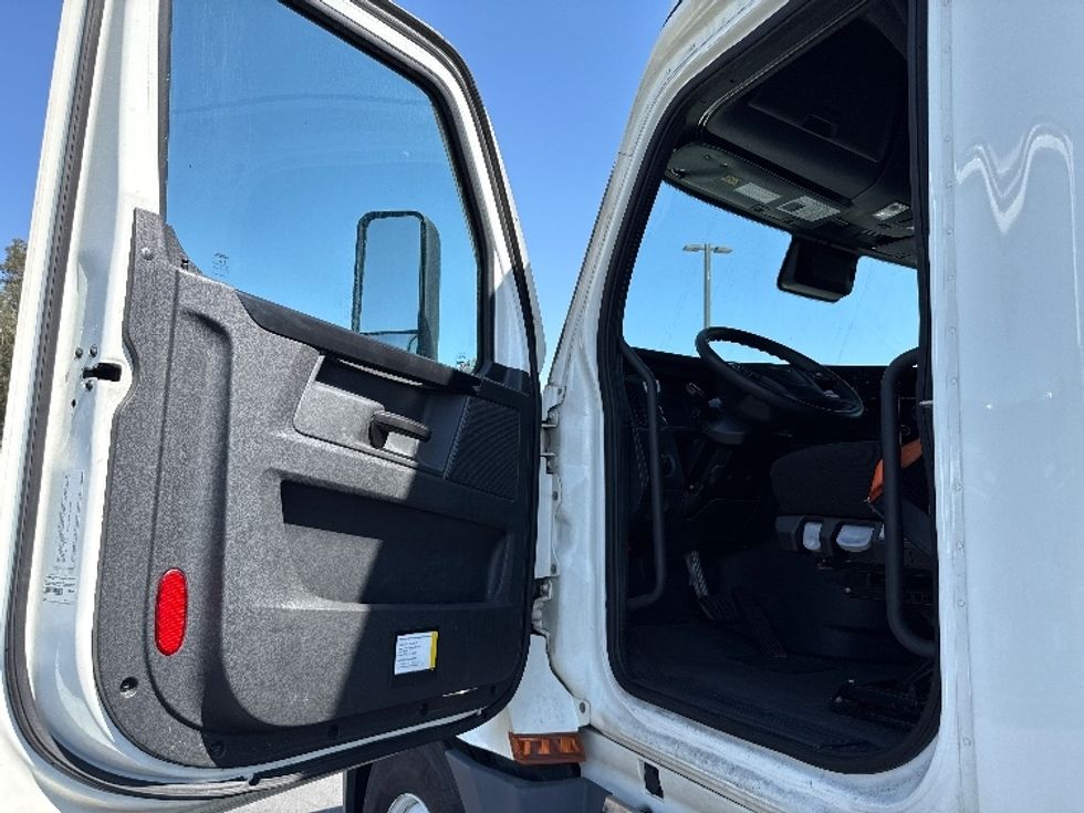 Sleeper Tractor-Heavy Duty Tractors-Freightliner-2023-T12664ST-Fontana-CA-618,902\n\t\tmiles-$ 66,250 - Image 9