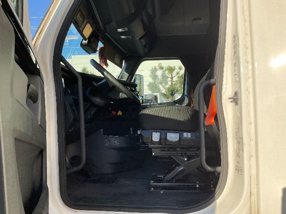 Sleeper Tractor-Heavy Duty Tractors-Freightliner-2023-T12664ST-Fontana-CA-627,417\n\t\tmiles-$ 66,750 - Image 10