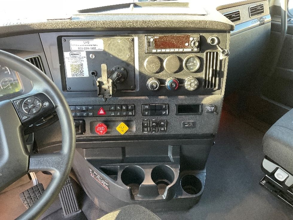 Sleeper Tractor-Heavy Duty Tractors-Freightliner-2023-T12664ST-Fontana-CA-627,417\n\t\tmiles-$ 66,750 - Image 12