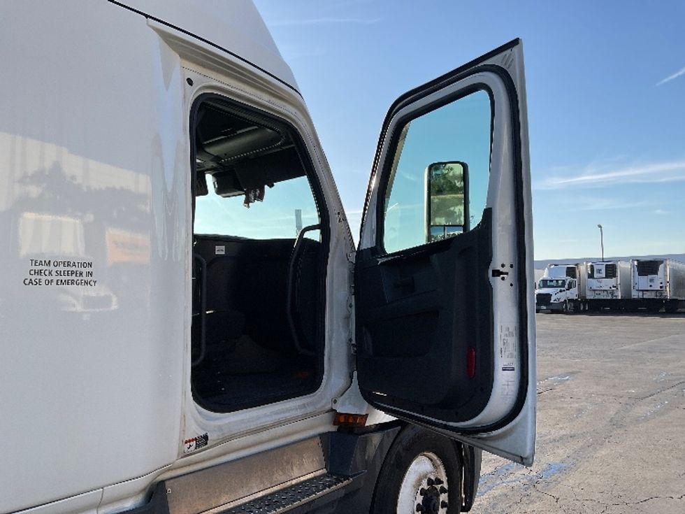 Sleeper Tractor-Heavy Duty Tractors-Freightliner-2023-T12664ST-Fontana-CA-627,417\n\t\tmiles-$ 66,750 - Image 13