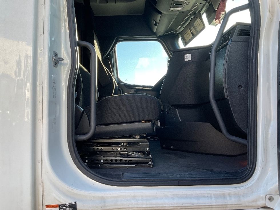 Sleeper Tractor-Heavy Duty Tractors-Freightliner-2023-T12664ST-Fontana-CA-627,417\n\t\tmiles-$ 66,750 - Image 15