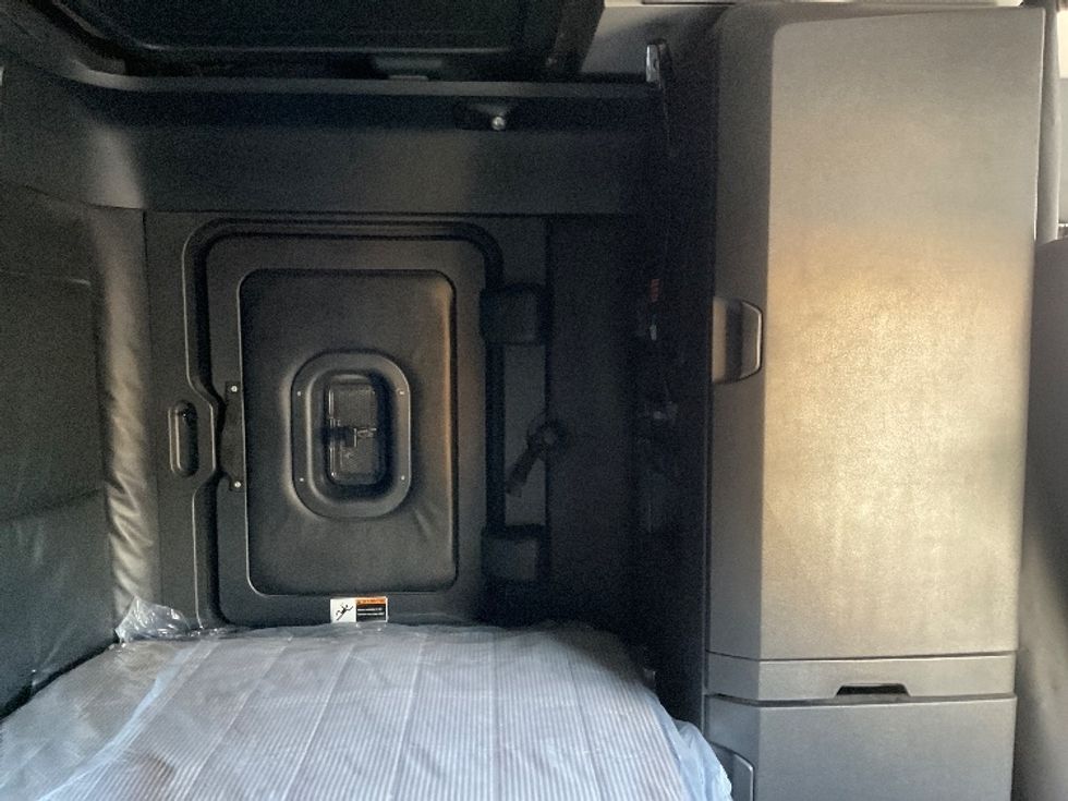 Sleeper Tractor-Heavy Duty Tractors-Freightliner-2023-T12664ST-Fontana-CA-627,417\n\t\tmiles-$ 66,750 - Image 20