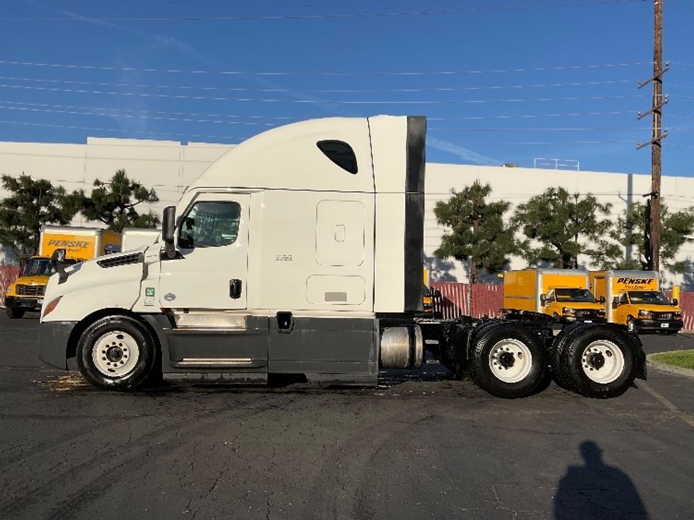 Sleeper Tractor-Heavy Duty Tractors-Freightliner-2023-T12664ST-Fontana-CA-627,417\n\t\tmiles-$ 66,750 - Image 4