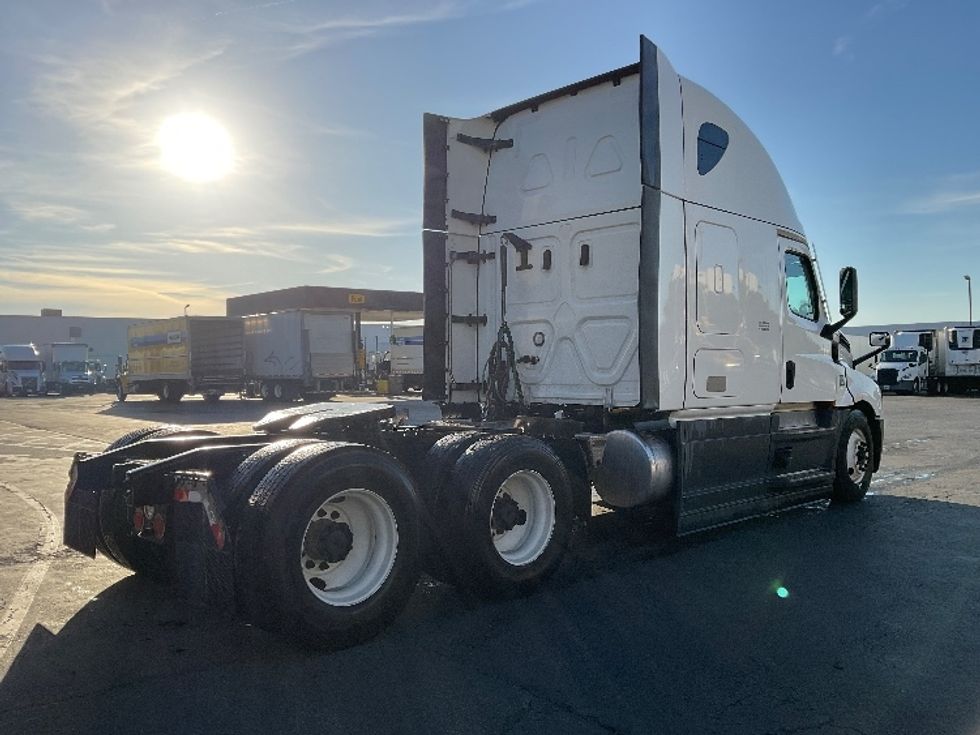 Sleeper Tractor-Heavy Duty Tractors-Freightliner-2023-T12664ST-Fontana-CA-627,417\n\t\tmiles-$ 66,750 - Image 7