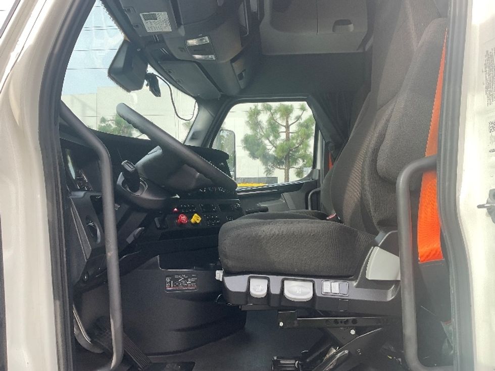 Sleeper Tractor-Heavy Duty Tractors-Freightliner-2023-T12664ST-Fontana-CA-633,582\n\t\tmiles-$ 66,000 - Image 10