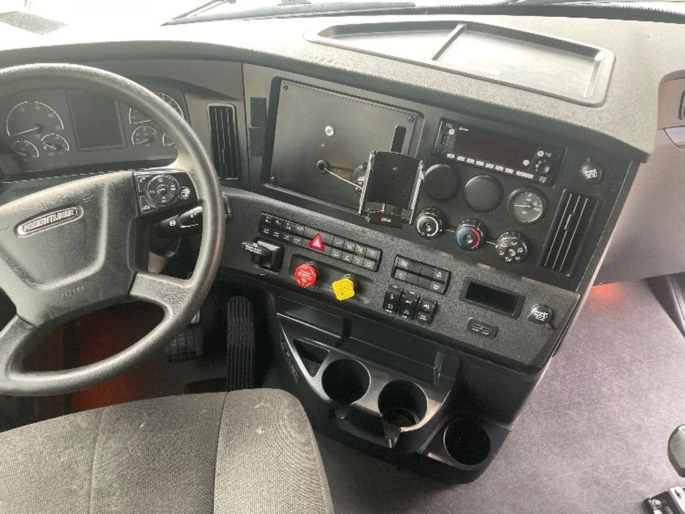 Sleeper Tractor-Heavy Duty Tractors-Freightliner-2023-T12664ST-Fontana-CA-633,582\n\t\tmiles-$ 66,000 - Image 12