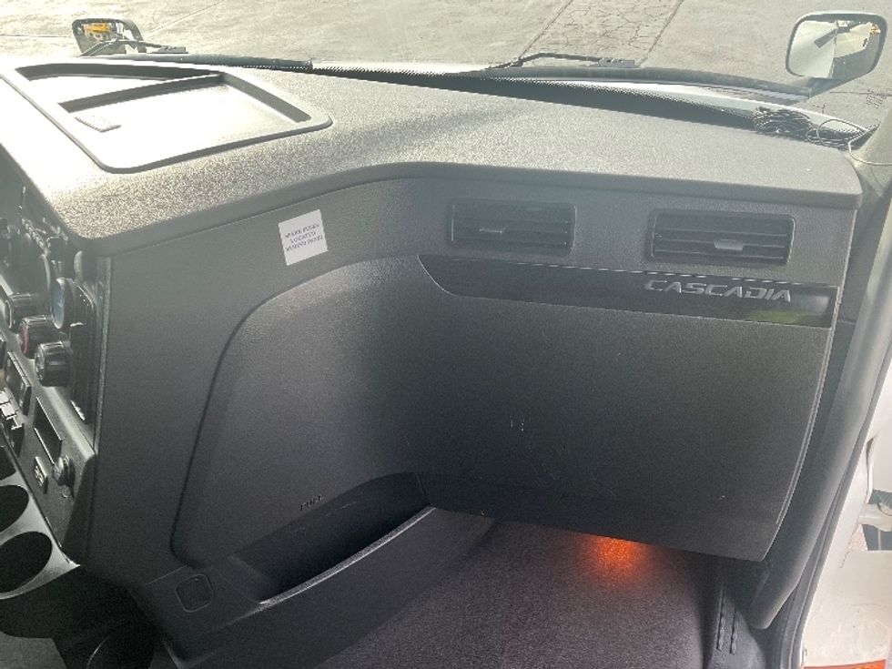 Sleeper Tractor-Heavy Duty Tractors-Freightliner-2023-T12664ST-Fontana-CA-633,582\n\t\tmiles-$ 66,000 - Image 14