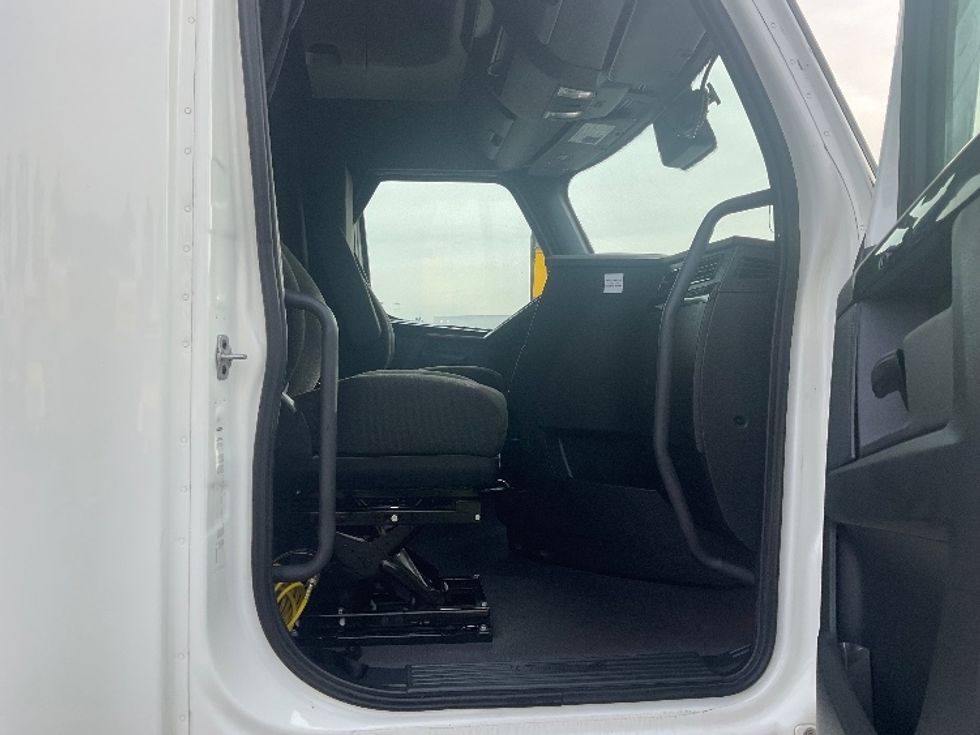 Sleeper Tractor-Heavy Duty Tractors-Freightliner-2023-T12664ST-Fontana-CA-633,582\n\t\tmiles-$ 66,000 - Image 15