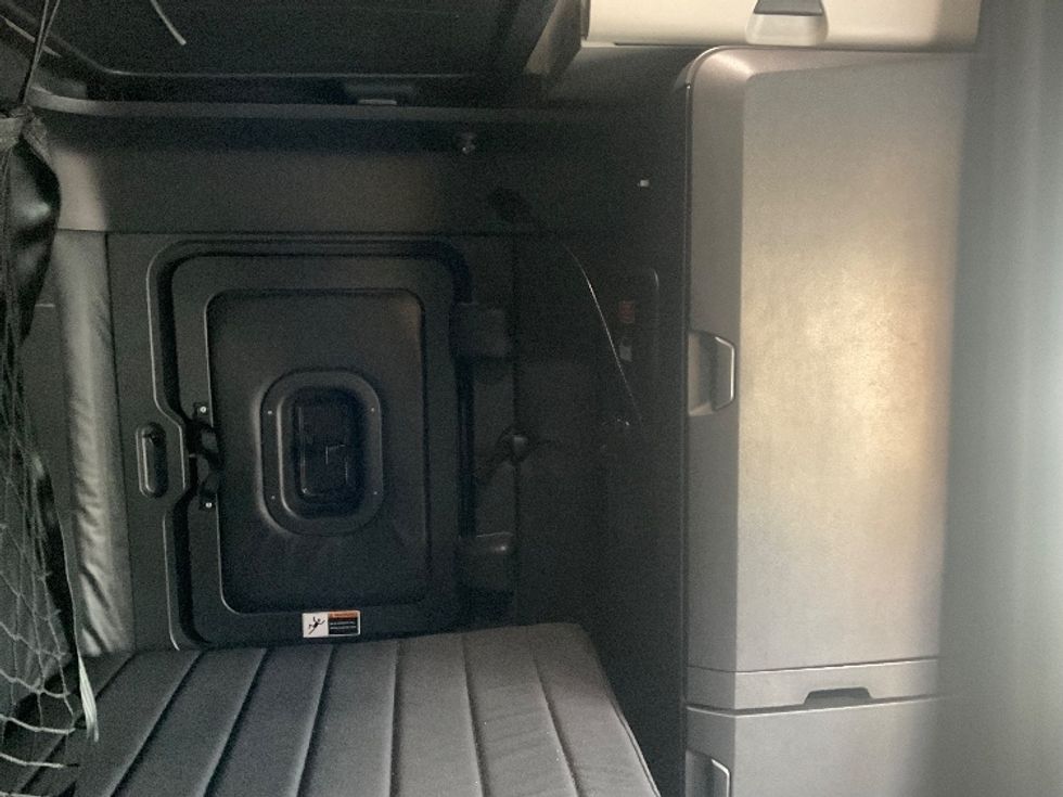 Sleeper Tractor-Heavy Duty Tractors-Freightliner-2023-T12664ST-Fontana-CA-633,582\n\t\tmiles-$ 66,000 - Image 18