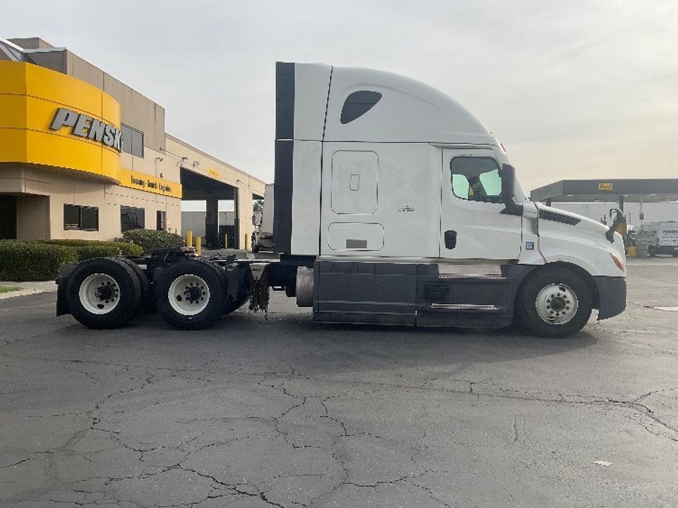 Sleeper Tractor-Heavy Duty Tractors-Freightliner-2023-T12664ST-Fontana-CA-633,582\n\t\tmiles-$ 66,000 - Image 8