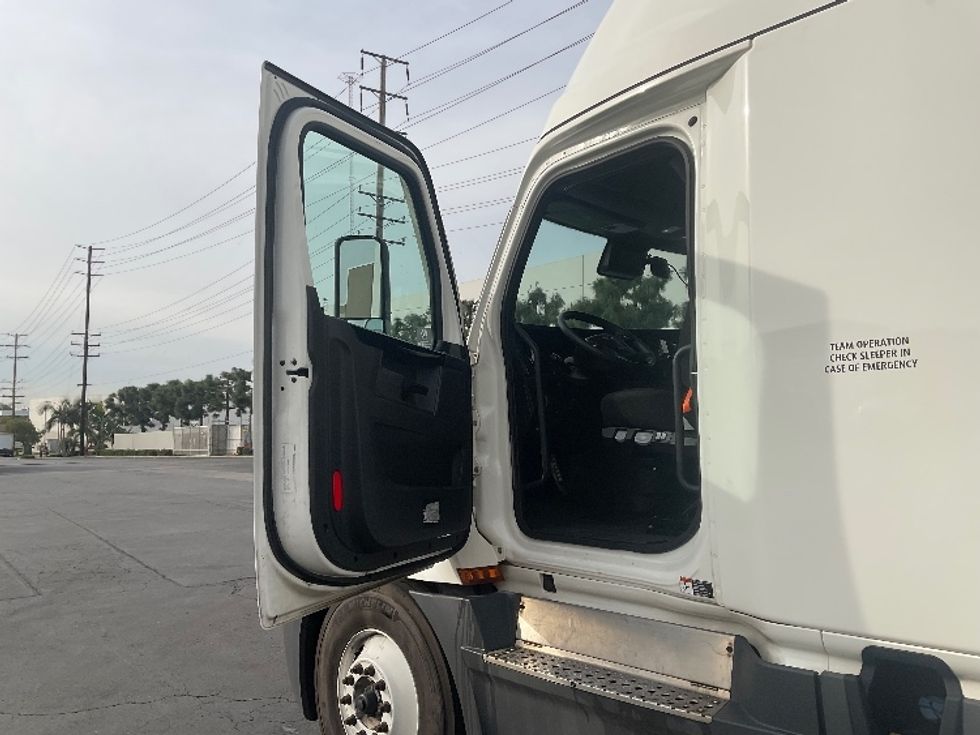 Sleeper Tractor-Heavy Duty Tractors-Freightliner-2023-T12664ST-Fontana-CA-633,582\n\t\tmiles-$ 66,000 - Image 9