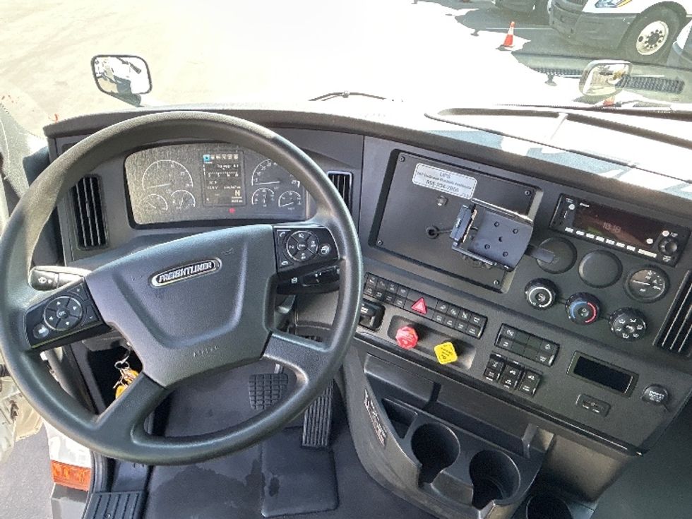 Sleeper Tractor-Heavy Duty Tractors-Freightliner-2023-T12664ST-Fontana-CA-636,564\n\t\tmiles-$ 65,750 - Image 11