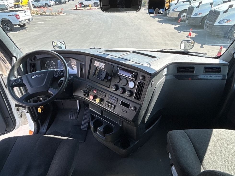 Sleeper Tractor-Heavy Duty Tractors-Freightliner-2023-T12664ST-Fontana-CA-636,564\n\t\tmiles-$ 65,750 - Image 12