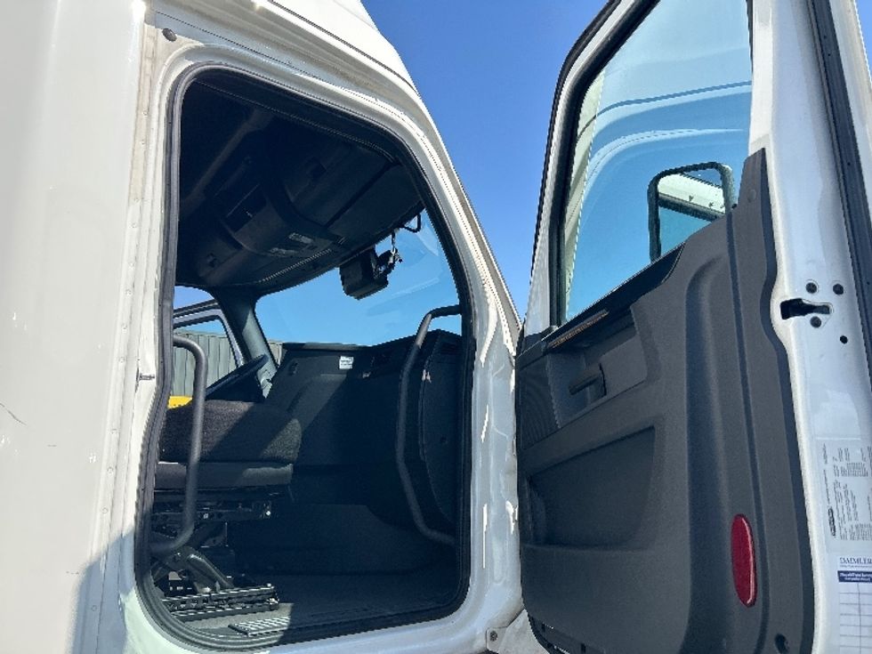 Sleeper Tractor-Heavy Duty Tractors-Freightliner-2023-T12664ST-Fontana-CA-636,564\n\t\tmiles-$ 65,750 - Image 13