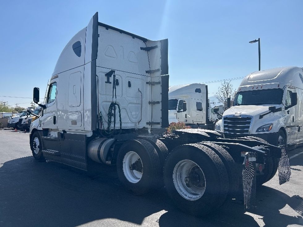 Sleeper Tractor-Heavy Duty Tractors-Freightliner-2023-T12664ST-Fontana-CA-636,564\n\t\tmiles-$ 65,750 - Image 5