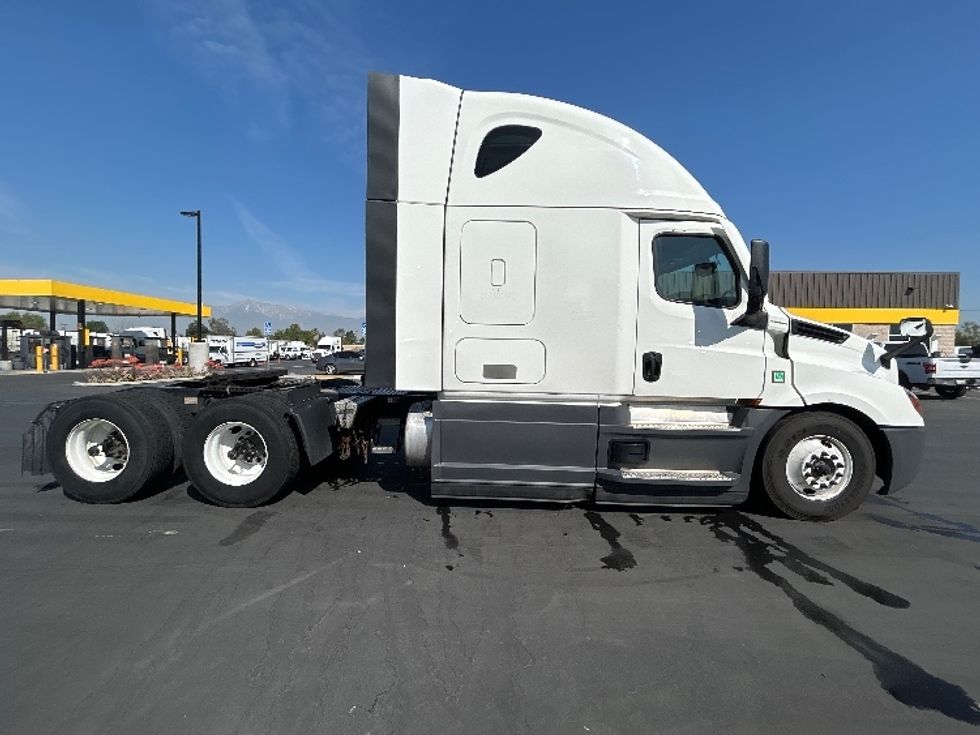 Sleeper Tractor-Heavy Duty Tractors-Freightliner-2023-T12664ST-Fontana-CA-636,564\n\t\tmiles-$ 65,750 - Image 8