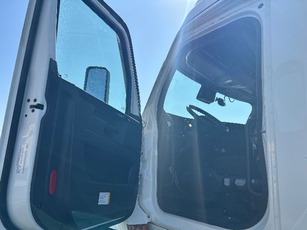 Sleeper Tractor-Heavy Duty Tractors-Freightliner-2023-T12664ST-Fontana-CA-636,564\n\t\tmiles-$ 65,750 - Image 9