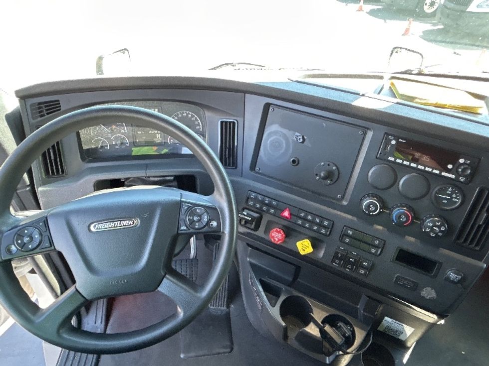 Sleeper Tractor-Heavy Duty Tractors-Freightliner-2023-T12664ST-Fontana-CA-654,757\n\t\tmiles-$ 63,750 - Image 11