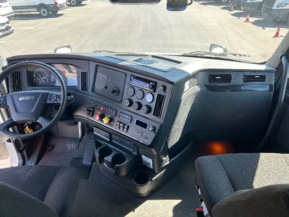 Sleeper Tractor-Heavy Duty Tractors-Freightliner-2023-T12664ST-Fontana-CA-654,757\n\t\tmiles-$ 63,750 - Image 12