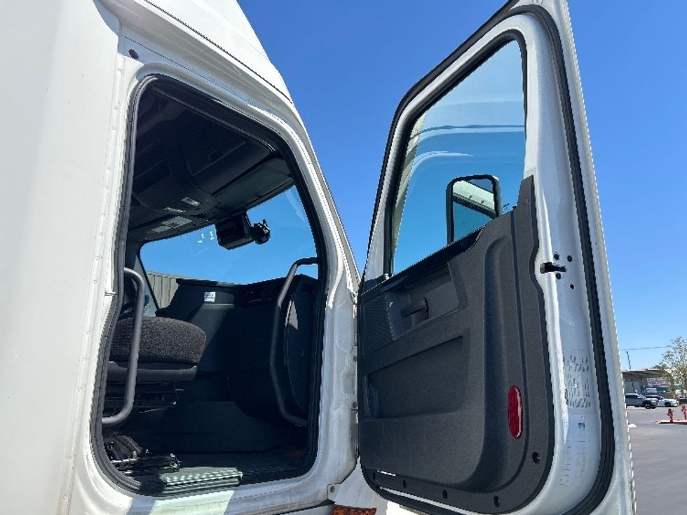 Sleeper Tractor-Heavy Duty Tractors-Freightliner-2023-T12664ST-Fontana-CA-654,757\n\t\tmiles-$ 63,750 - Image 13