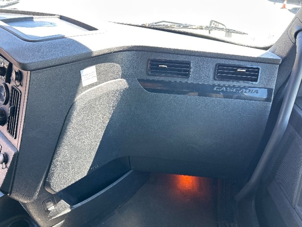 Sleeper Tractor-Heavy Duty Tractors-Freightliner-2023-T12664ST-Fontana-CA-654,757\n\t\tmiles-$ 63,750 - Image 14