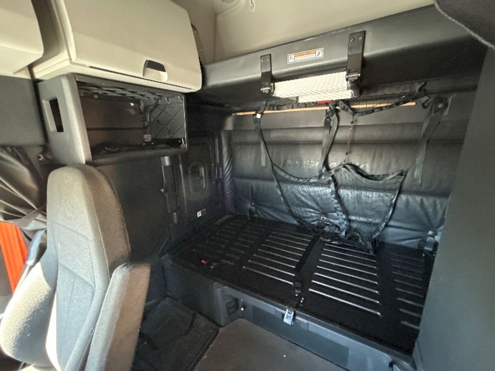 Sleeper Tractor-Heavy Duty Tractors-Freightliner-2023-T12664ST-Fontana-CA-654,757\n\t\tmiles-$ 63,750 - Image 16