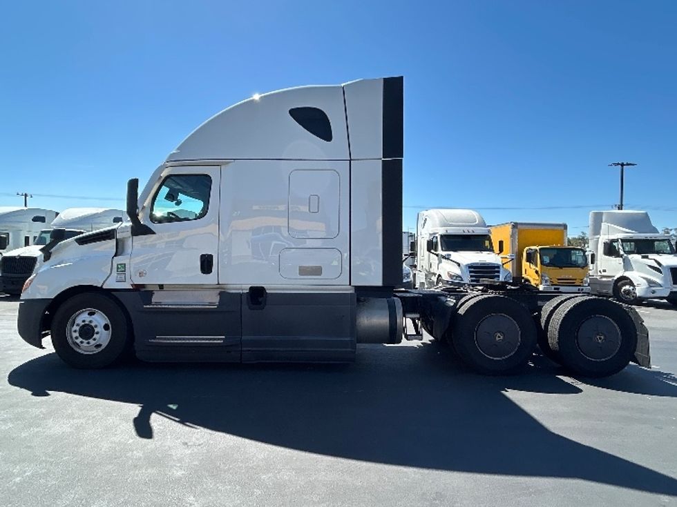 Sleeper Tractor-Heavy Duty Tractors-Freightliner-2023-T12664ST-Fontana-CA-654,757\n\t\tmiles-$ 63,750 - Image 4