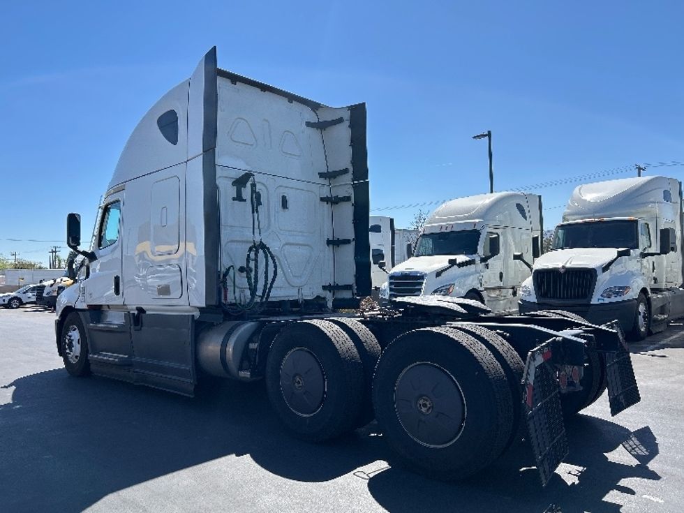 Sleeper Tractor-Heavy Duty Tractors-Freightliner-2023-T12664ST-Fontana-CA-654,757\n\t\tmiles-$ 63,750 - Image 5