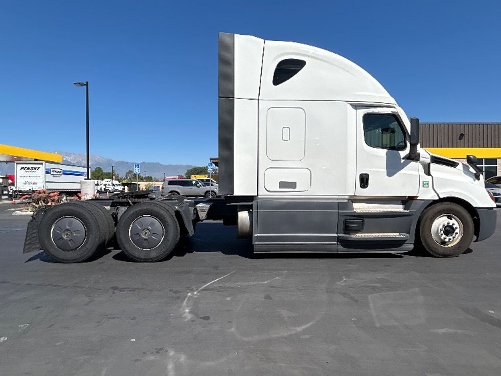 Sleeper Tractor-Heavy Duty Tractors-Freightliner-2023-T12664ST-Fontana-CA-654,757\n\t\tmiles-$ 63,750 - Image 8