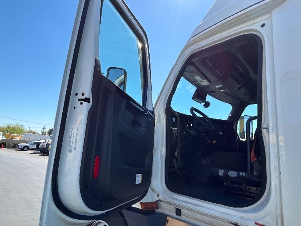 Sleeper Tractor-Heavy Duty Tractors-Freightliner-2023-T12664ST-Fontana-CA-654,757\n\t\tmiles-$ 63,750 - Image 9