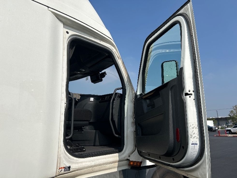 Sleeper Tractor-Heavy Duty Tractors-Freightliner-2023-T12664ST-Fontana-CA-661,492\n\t\tmiles-$ 63,000 - Image 11
