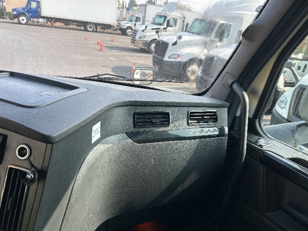 Sleeper Tractor-Heavy Duty Tractors-Freightliner-2023-T12664ST-Fontana-CA-661,492\n\t\tmiles-$ 63,000 - Image 12