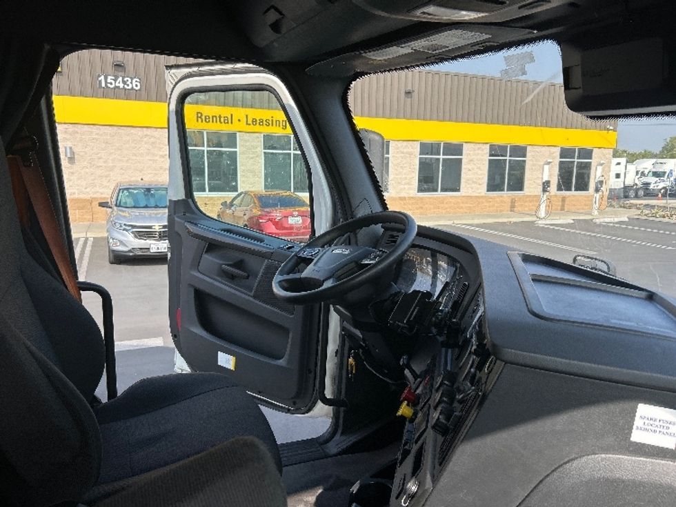 Sleeper Tractor-Heavy Duty Tractors-Freightliner-2023-T12664ST-Fontana-CA-661,492\n\t\tmiles-$ 63,000 - Image 13