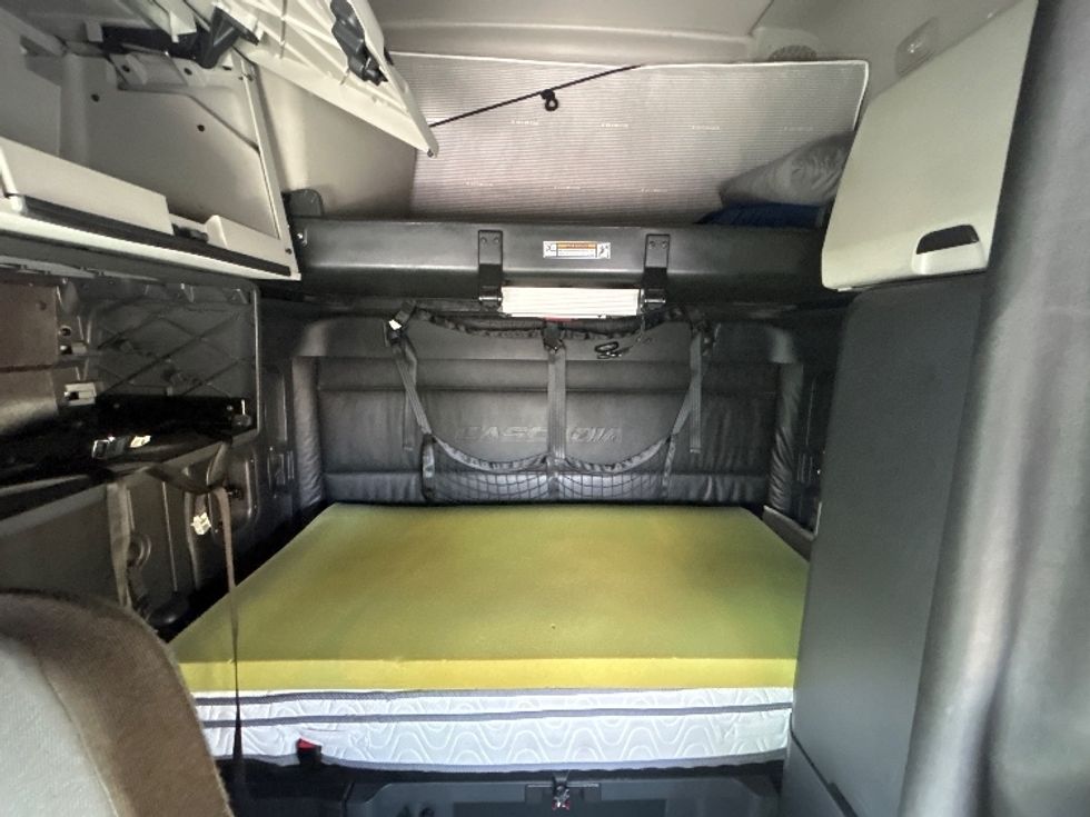 Sleeper Tractor-Heavy Duty Tractors-Freightliner-2023-T12664ST-Fontana-CA-661,492\n\t\tmiles-$ 63,000 - Image 14