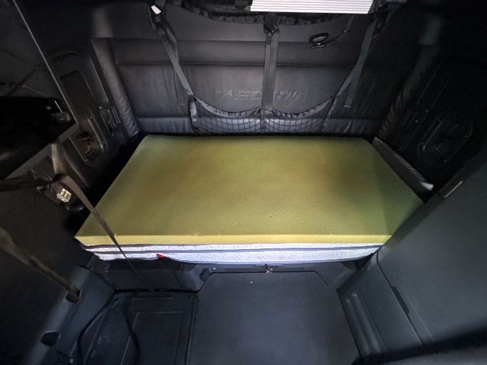 Sleeper Tractor-Heavy Duty Tractors-Freightliner-2023-T12664ST-Fontana-CA-661,492\n\t\tmiles-$ 63,000 - Image 15