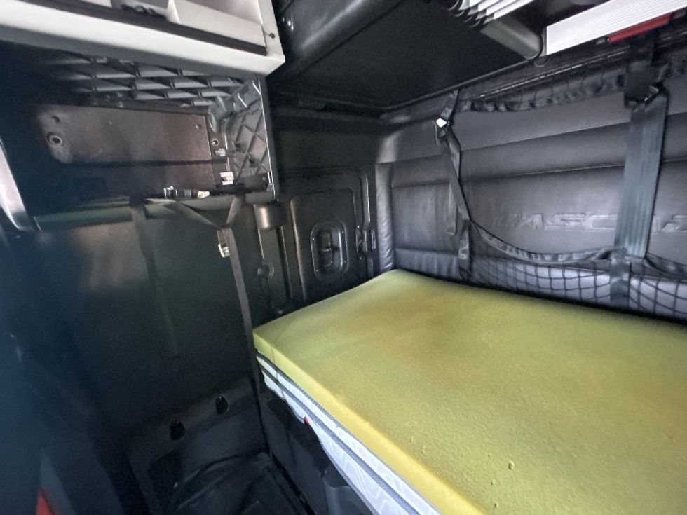 Sleeper Tractor-Heavy Duty Tractors-Freightliner-2023-T12664ST-Fontana-CA-661,492\n\t\tmiles-$ 63,000 - Image 17