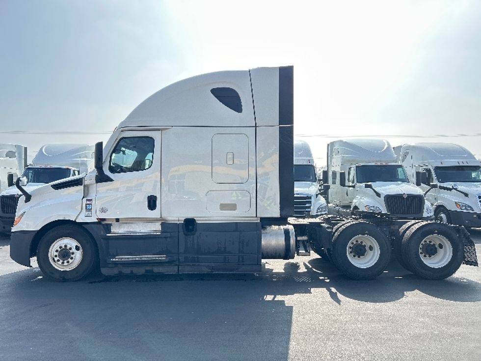 Sleeper Tractor-Heavy Duty Tractors-Freightliner-2023-T12664ST-Fontana-CA-661,492\n\t\tmiles-$ 63,000 - Image 2