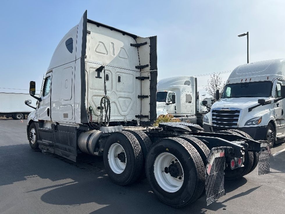 Sleeper Tractor-Heavy Duty Tractors-Freightliner-2023-T12664ST-Fontana-CA-661,492\n\t\tmiles-$ 63,000 - Image 3
