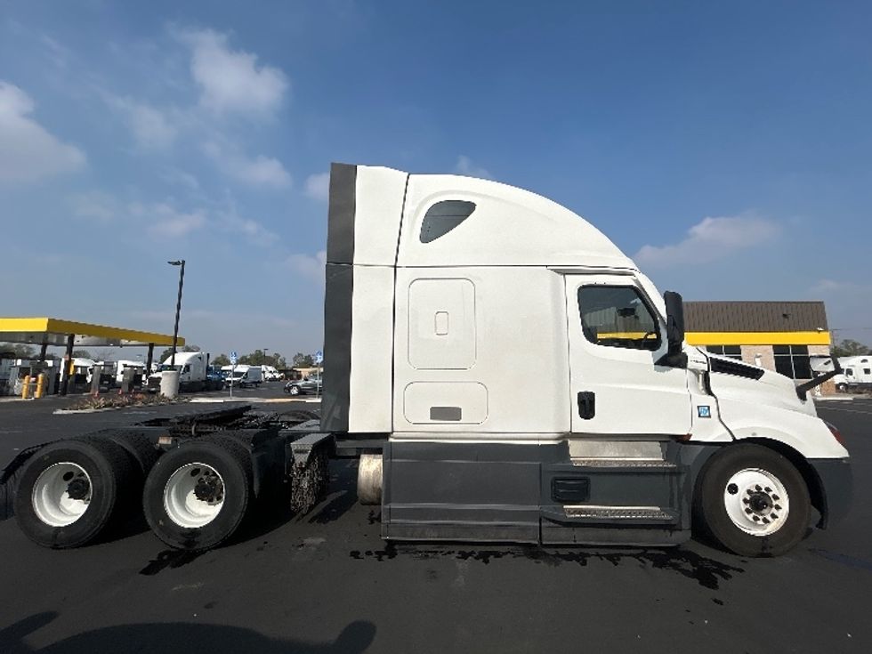 Sleeper Tractor-Heavy Duty Tractors-Freightliner-2023-T12664ST-Fontana-CA-661,492\n\t\tmiles-$ 63,000 - Image 6