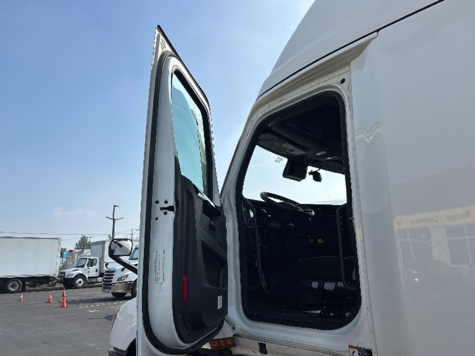 Sleeper Tractor-Heavy Duty Tractors-Freightliner-2023-T12664ST-Fontana-CA-661,492\n\t\tmiles-$ 63,000 - Image 7