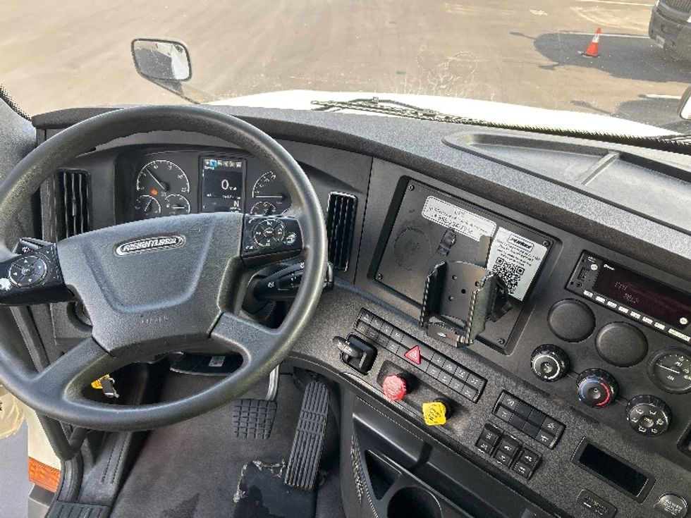 Sleeper Tractor-Heavy Duty Tractors-Freightliner-2023-T12664ST-Fontana-CA-661,492\n\t\tmiles-$ 63,000 - Image 9