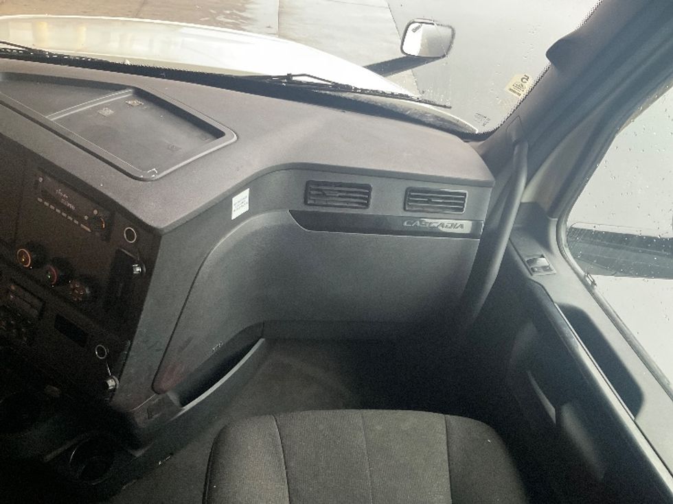 Sleeper Tractor-Heavy Duty Tractors-Freightliner-2023-T12664ST-Fontana-CA-672,867\n\t\tmiles-$ 62,250 - Image 10