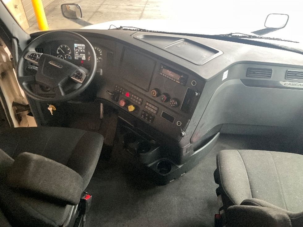 Sleeper Tractor-Heavy Duty Tractors-Freightliner-2023-T12664ST-Fontana-CA-672,867\n\t\tmiles-$ 62,250 - Image 9