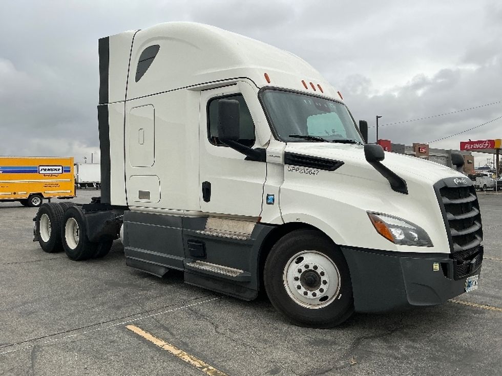 Sleeper Tractor-Heavy Duty Tractors-Freightliner-2023-T12664ST-Fontana-CA-679,419\n\t\tmiles-$ 57,000 - Image 1