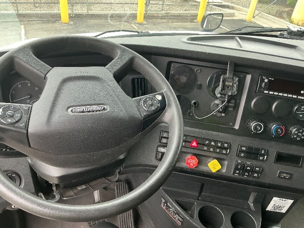 Sleeper Tractor-Heavy Duty Tractors-Freightliner-2023-T12664ST-Fontana-CA-679,419\n\t\tmiles-$ 57,000 - Image 11