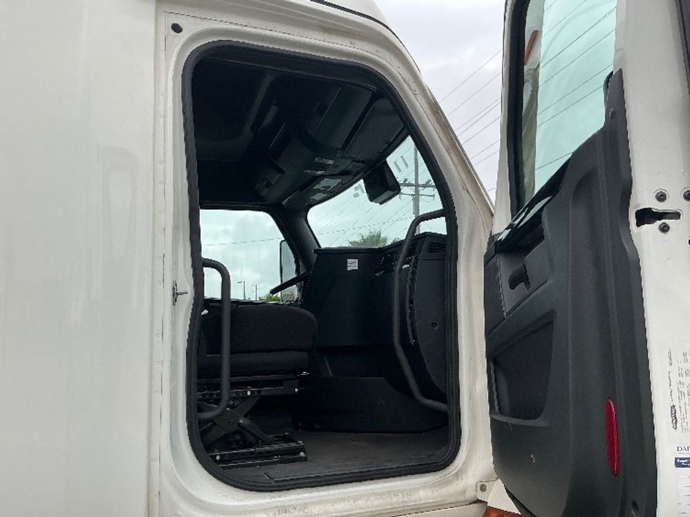 Sleeper Tractor-Heavy Duty Tractors-Freightliner-2023-T12664ST-Fontana-CA-679,419\n\t\tmiles-$ 57,000 - Image 13